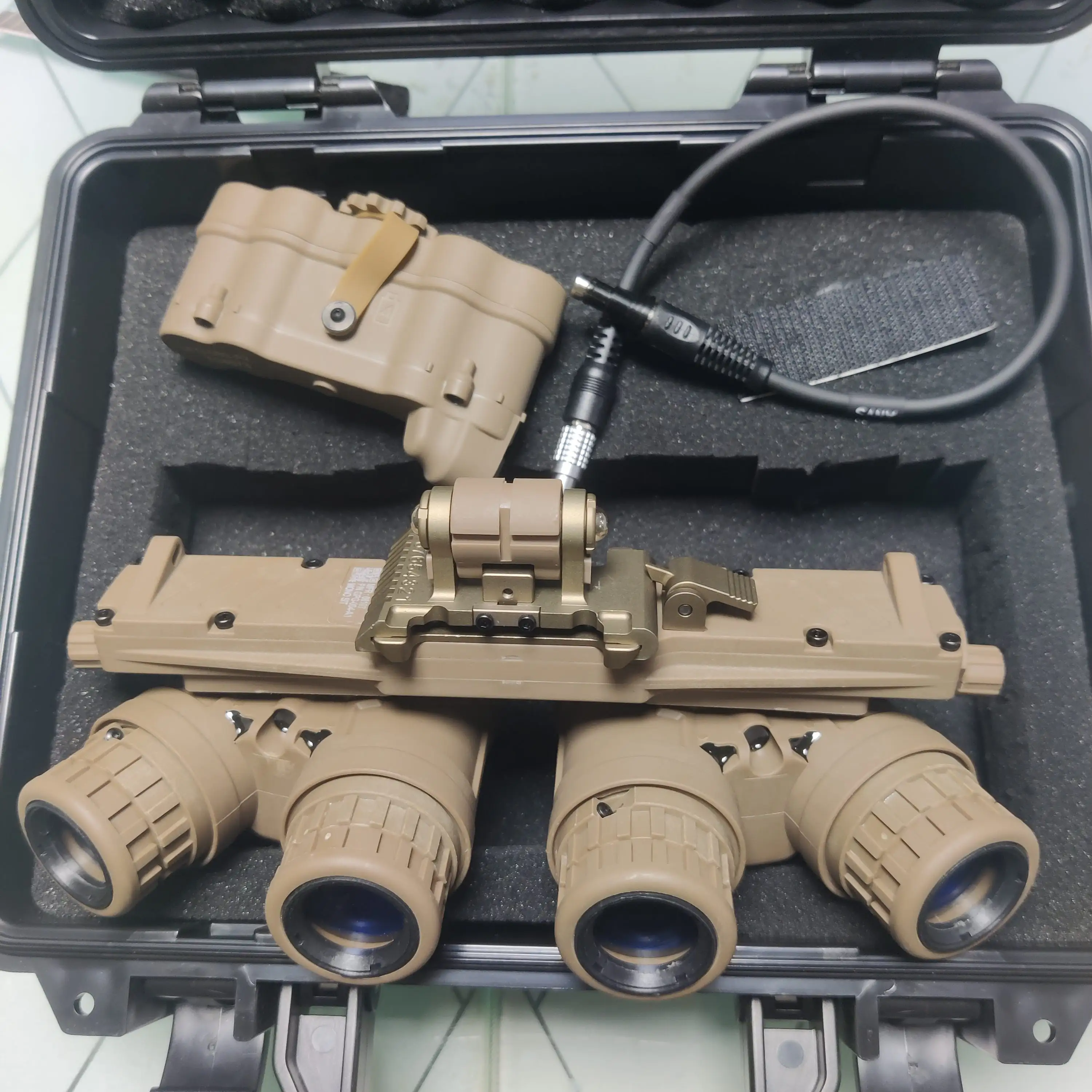 Gafas de visión nocturna FMA Tactical GPNVG18-ANVIS CAG/BNVS, versión para casco, modelo DUMMY para paintball, con caja de batería funcional.