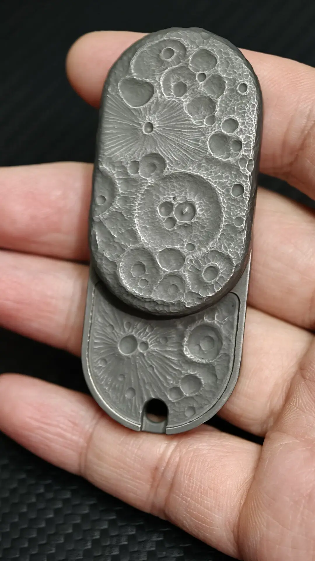 Used EDC F2.8 Titanium Push Card Stone Pattern Engraving EDC Metal Decompression Toy