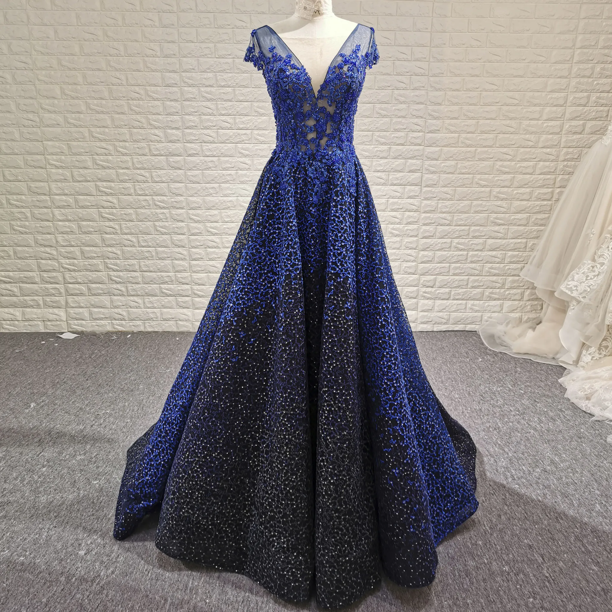 Rosymae المرأة العميق الخامس الرقبة فساتين لحضور الحفلات الموسيقية الفاخرة 2025 الأزرق الملكي الأسود الدانتيل كاب كم عارية الذراعين التدرج النسيج أنيقة