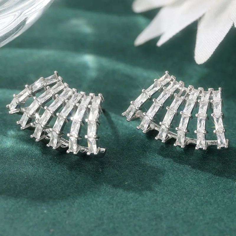 Luxuriöse Silberfarbene Weiße CZ-Ohrstecker für Damen Geometrische Verlobungs- und Party-Ohrringe – Detail 4