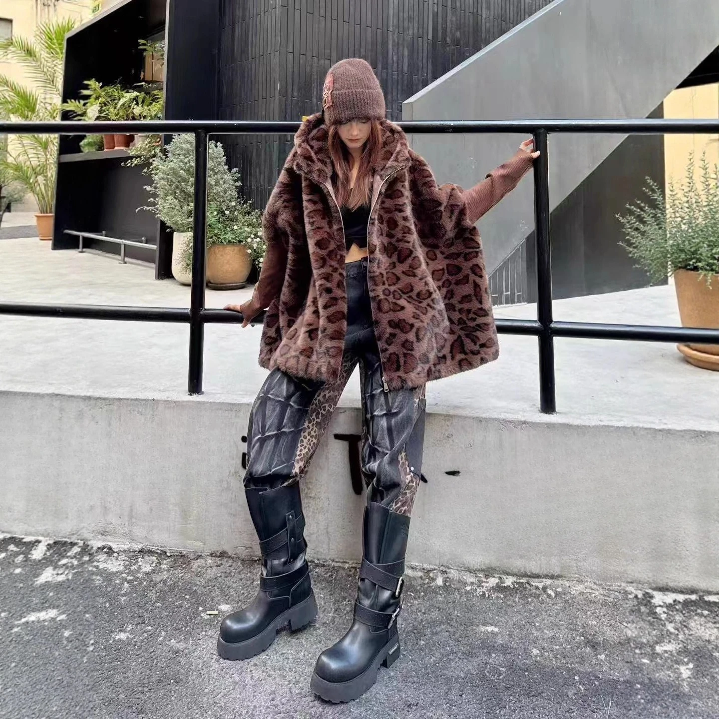 معطف فرو صناعي على الطراز الأوروبي للنساء لشتاء 2025 سترة جديدة فضفاضة على طراز الرأس بأكمام محبوكة سترة عصرية للنساء #3