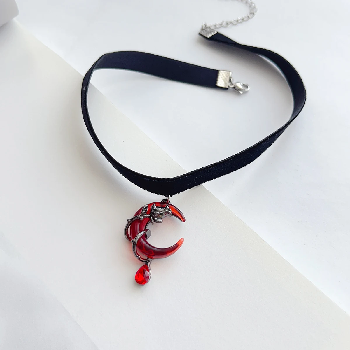 قلادة الماس على الطراز القوطي الداكن باللون الأحمر والقمر المائي، قلادة على شكل شريط مخملي أسود، قلادة، إكسسوارات نسائية