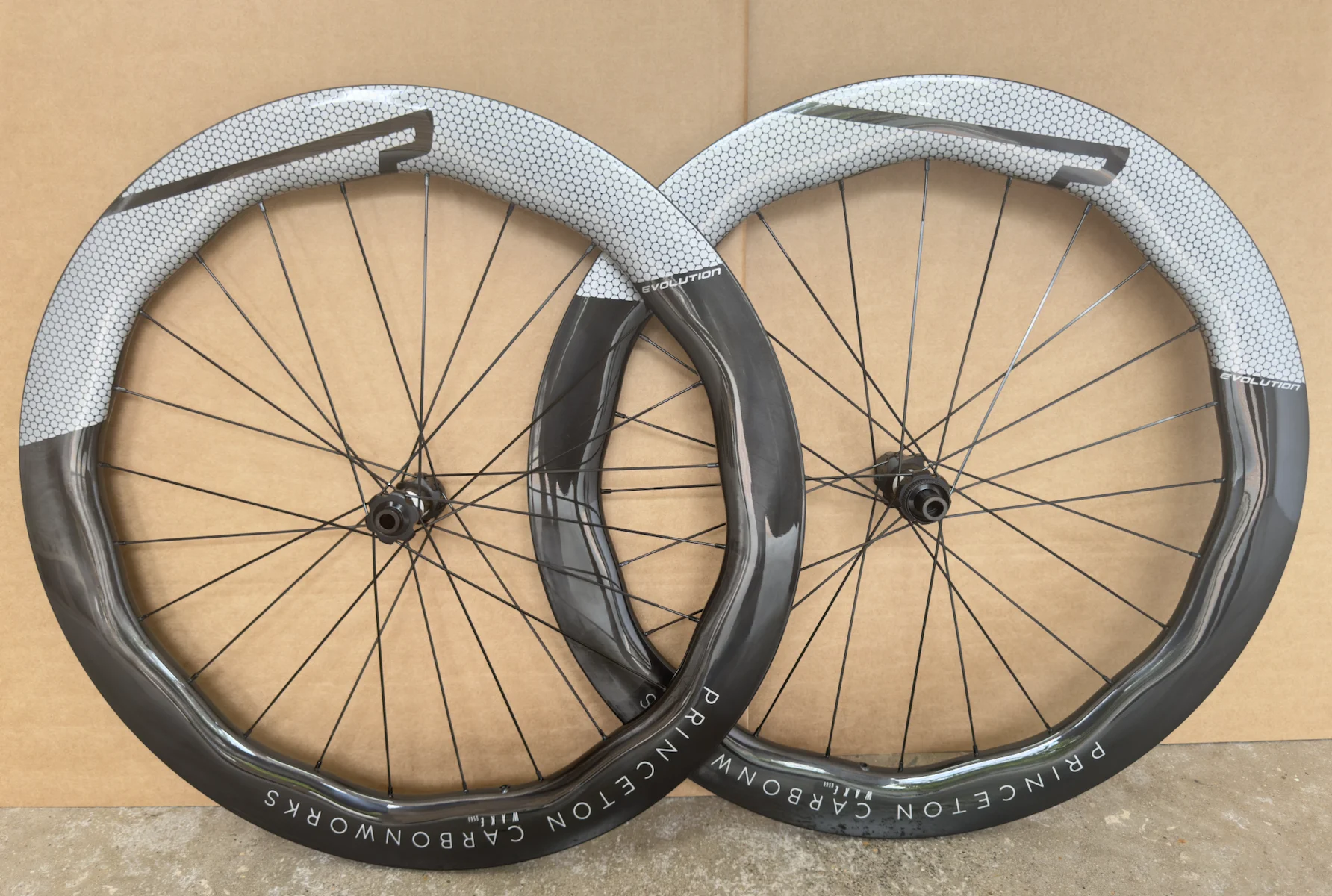 700C Road Disc Brake Carbon Fiber Bicycle 6560 White Logo Width 28mm Wheel Set UD Glossy Surface with Tubular/Tubeless