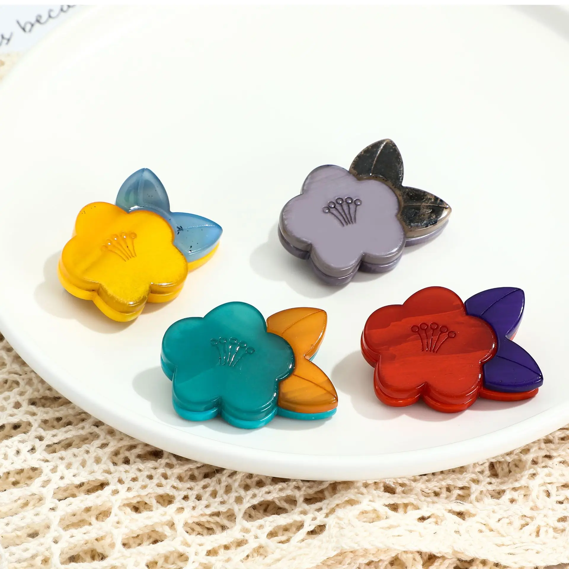DIY accessories Acrylic flower corsage niche brooch fashion creative coat accessories suit high-end versatile jewelry French sty