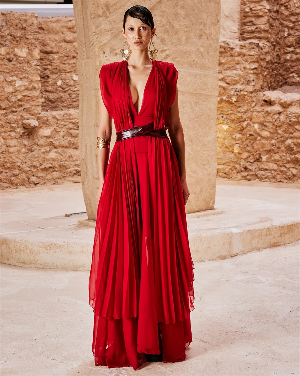 

Customized Modern Red Chiffon Evening Dresses Graceful V-Neck Sleeveless Homecoming Dress Sweep Train Special Occasion Gowns