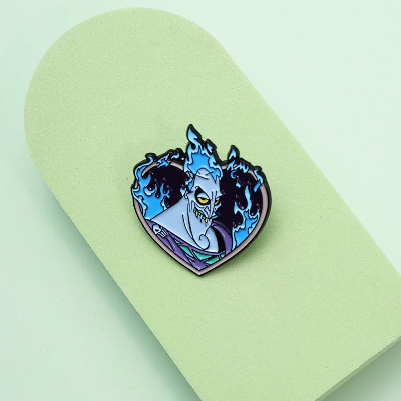 ハート型の悪役のエナメルブローチ、ハート型のブローチ、ラペルピン、バックパックのバッジ、衣類アクセサリー、コスプレ小道具、友達へのジュエリー、ギフト