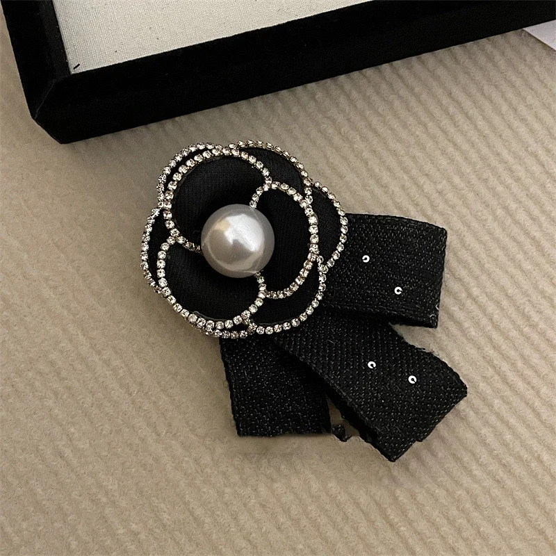 Retro Fabric Camellia Flower Brooches for Women Bow Crystal Pearl Tassel Lapel Pin Shirt Necktie Wedding Party Badge Accessor