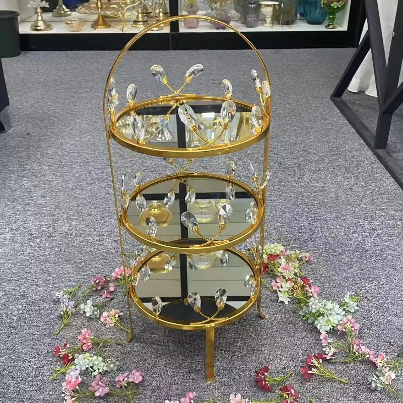 

Золотая трехъярусная подставка для хранения из кованого железа с кристаллами, подходит для домашнего использования и свадебного декора.