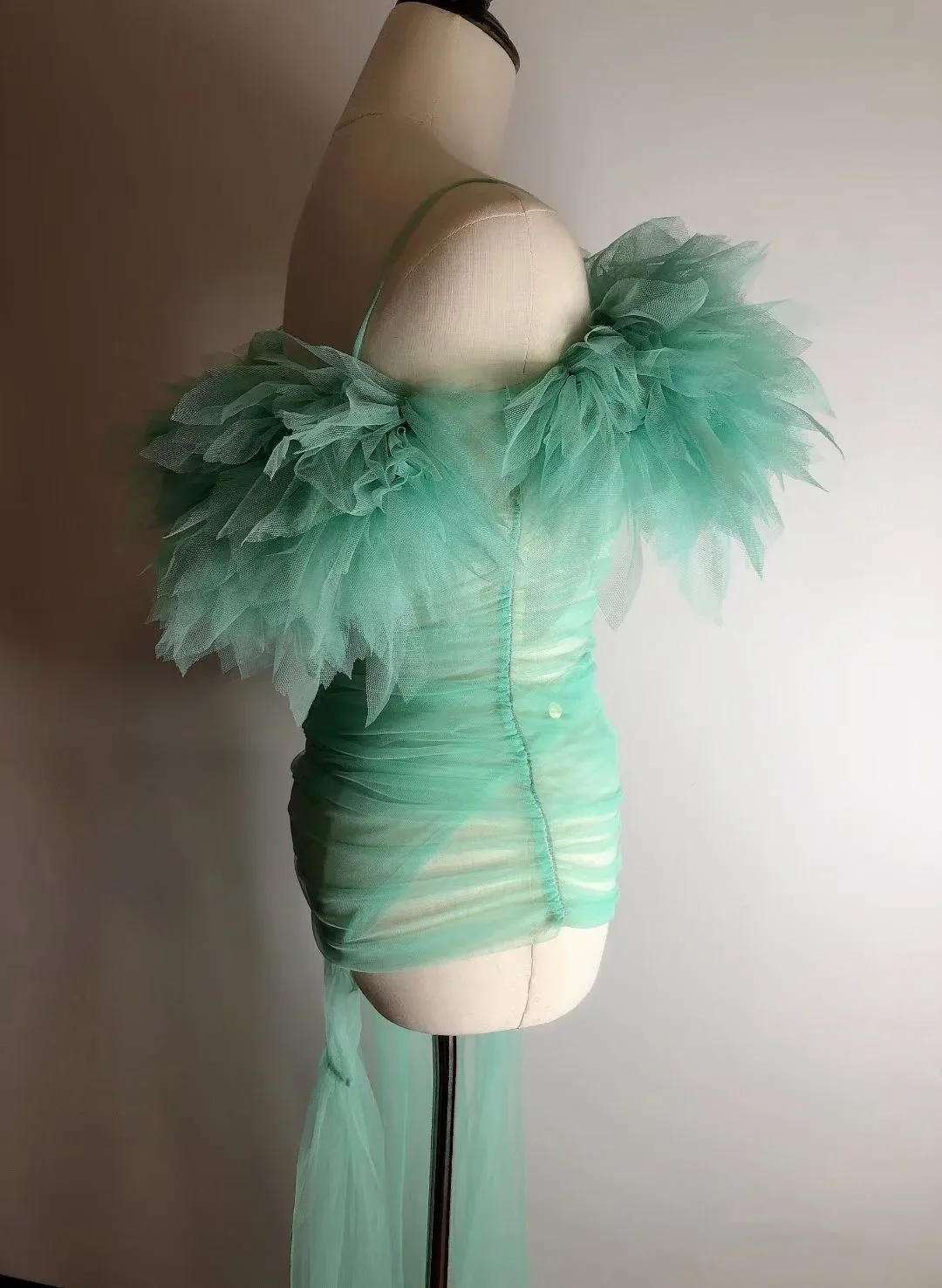 Abito sexy con cinturino per spaghetti in prospettiva di garza verde con guanti per le donne Sfilata di moda Costumi modello Abiti da sera per celebrità