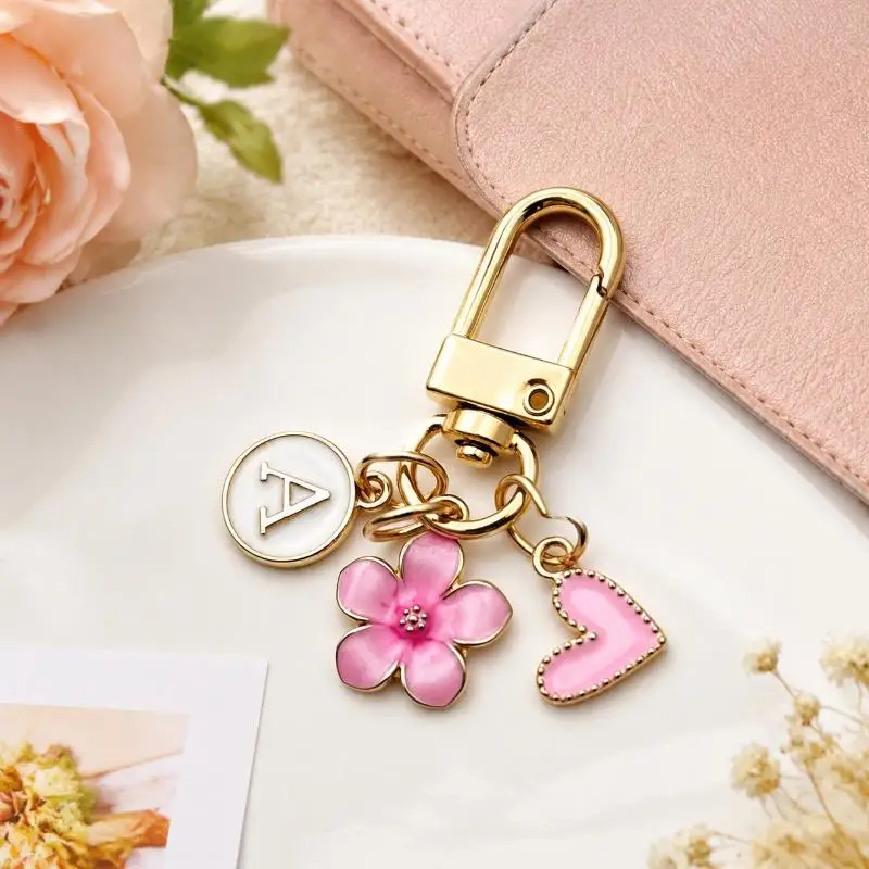 Emaille-Herzanhänger Schlüsselanhänger Rosa Kirschblüte A-Z Initialen Schlüsselanhänger für Paare Rucksackanhänger – Detail 5