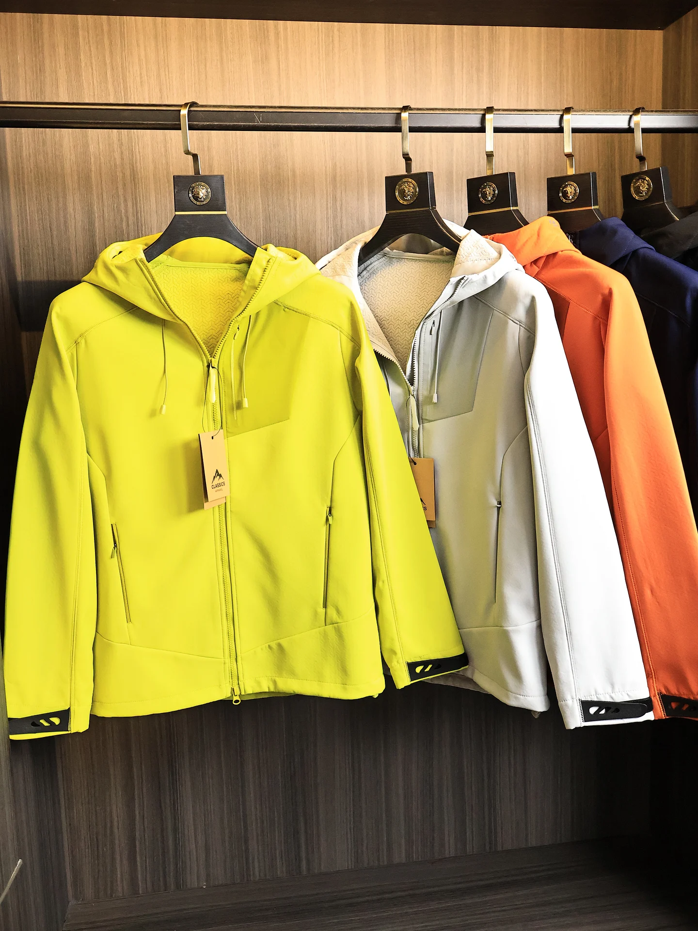 Outdoor Softshell Jacket Men's Autumn Winter Warm Windproof Water-resistant Composite Fleece Hooded Coat Fashion Urban Style