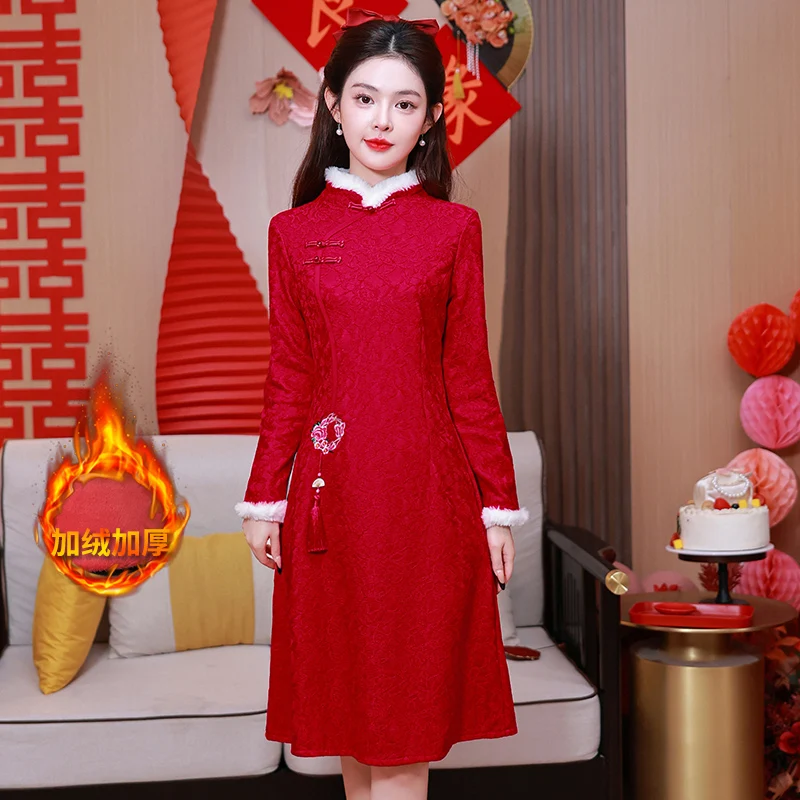 فستان شيونغسام صيني 2025 شتاء جديد أحمر مخملي بأكمام طويلة لحفلات الزفاف المسائية تشيباو مقاس كبير