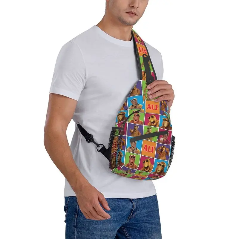 Alien Life Form ALF Meme Collage Sling Bags para hombres, Sci Fi, TV Show, hombro, pecho, mochila cruzada, ciclismo, Camping, Daypack