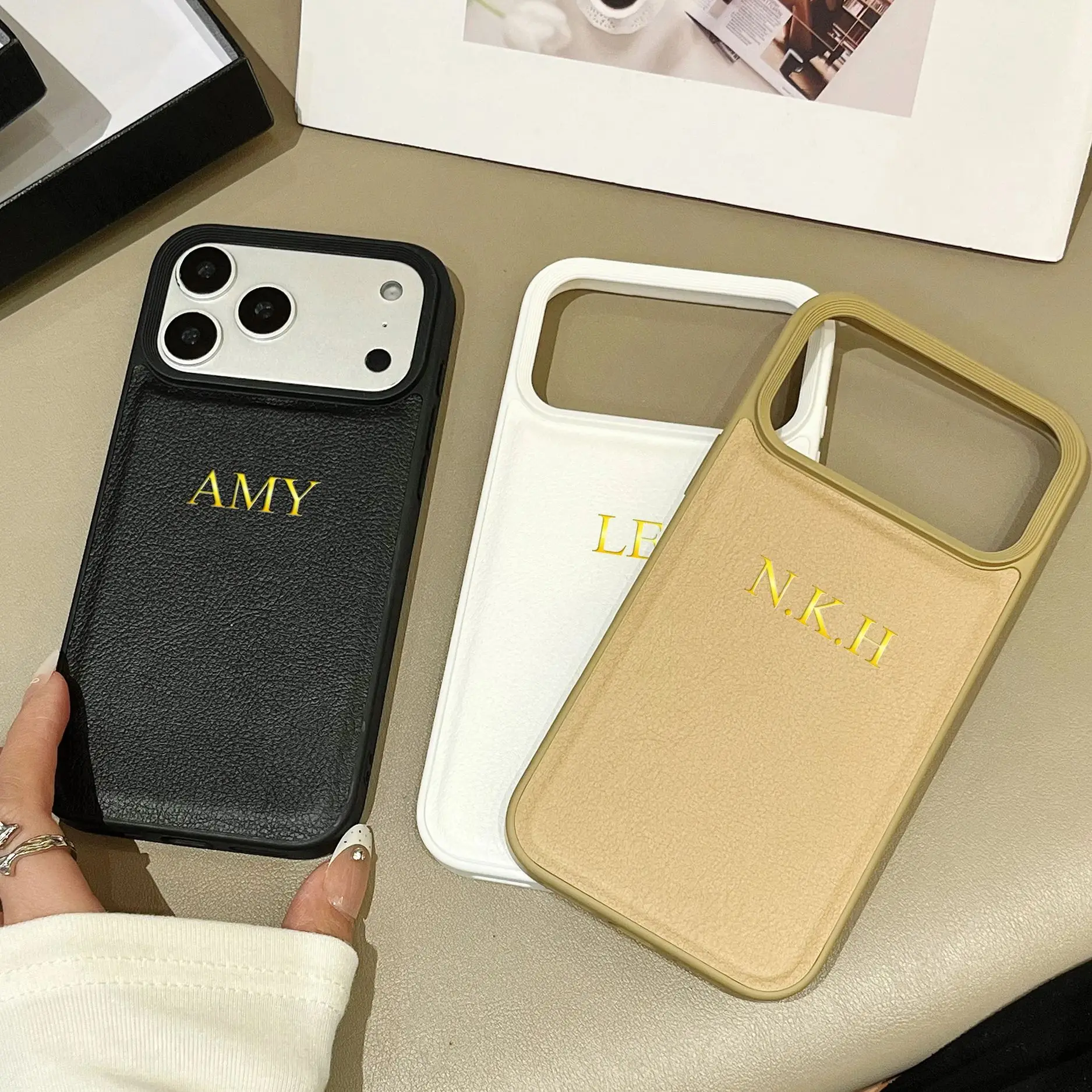 Personalisierte Luxus-Kunstlederhülle mit individuellem Namen für iPhone 18 17 16 15 14 13 12 11 Pro Max Air, Heißgoldfolien-Gravur – Detail 2