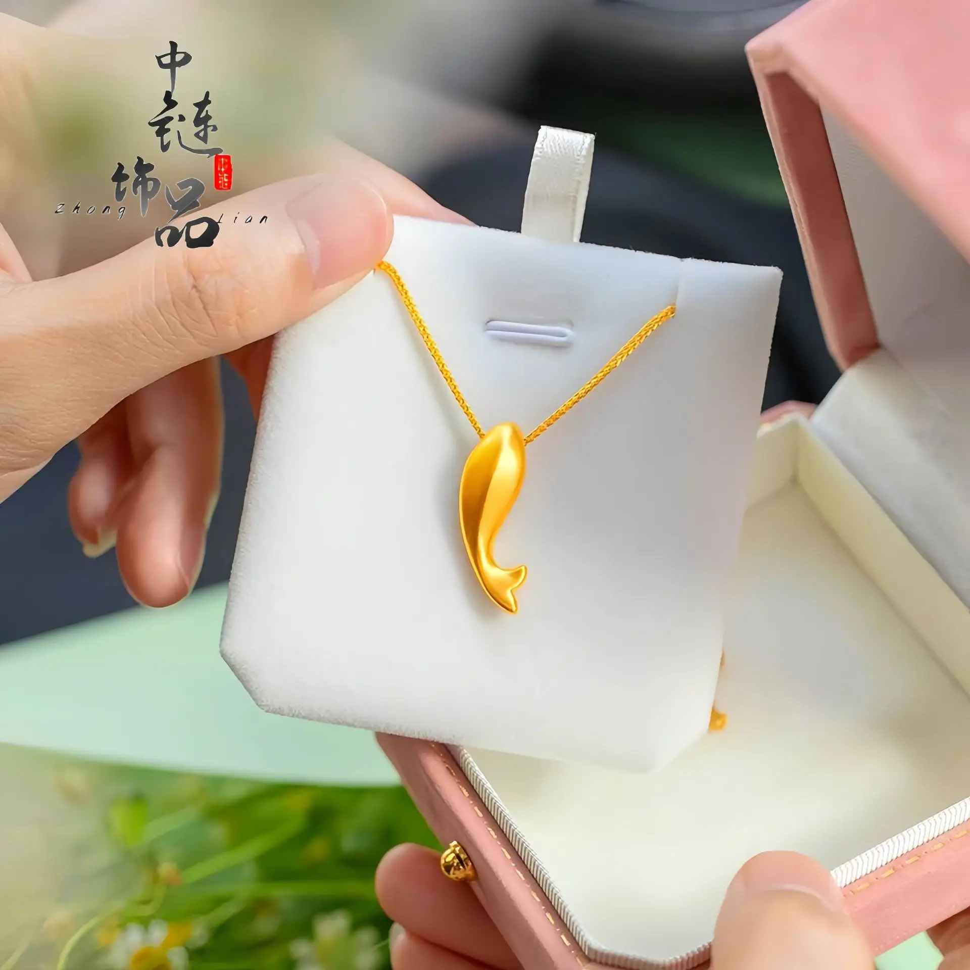 9999 gold fish gives you a small fish necklace. Simple style small dolphin pendant wholesale.