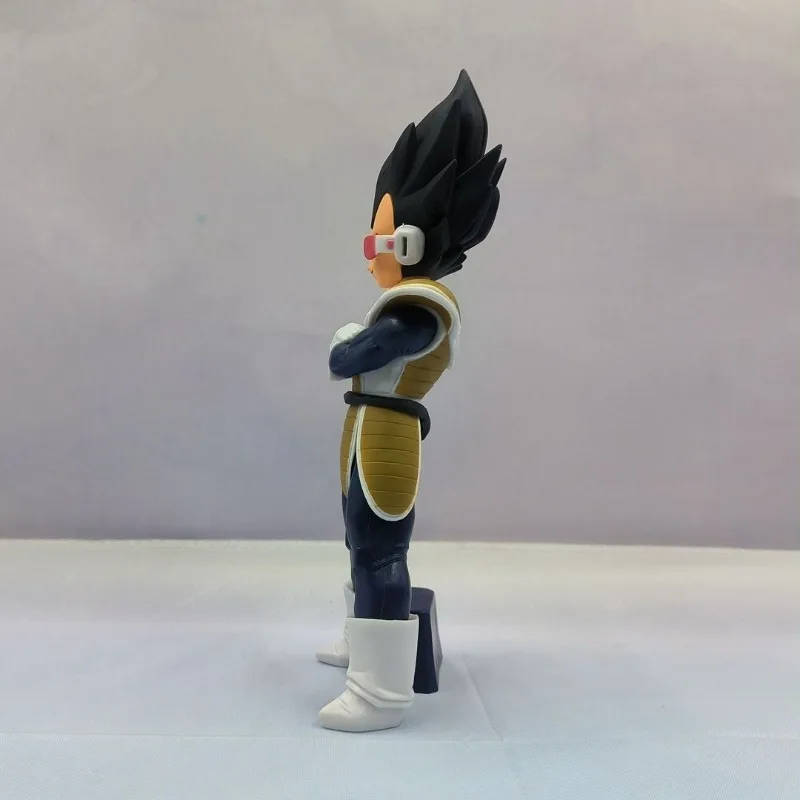 Bandai Dragon Ball Anime Action Figures Super Saiyan Vegeta Tuta da combattimento Modello Desktop Doll Ornament Collection Decorazione Regalo