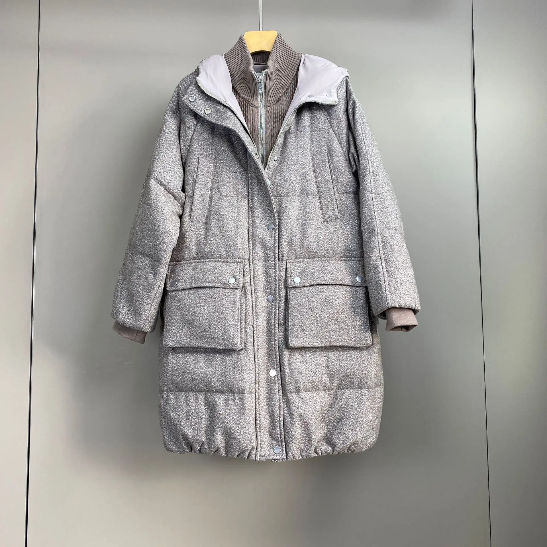 เสื้อแจ็คเก็ตขนห่านแบบมีฮู้ด ปิดกระดุมแถวเดียว ทรงยาวปานกลาง ผ้าขนสัตว์ผสมด้ายทอง รุ่นใหม่ ฤดูใบไม้ร่วง/ฤดูหนาว ปี 2025 สำหรับผู้หญิง