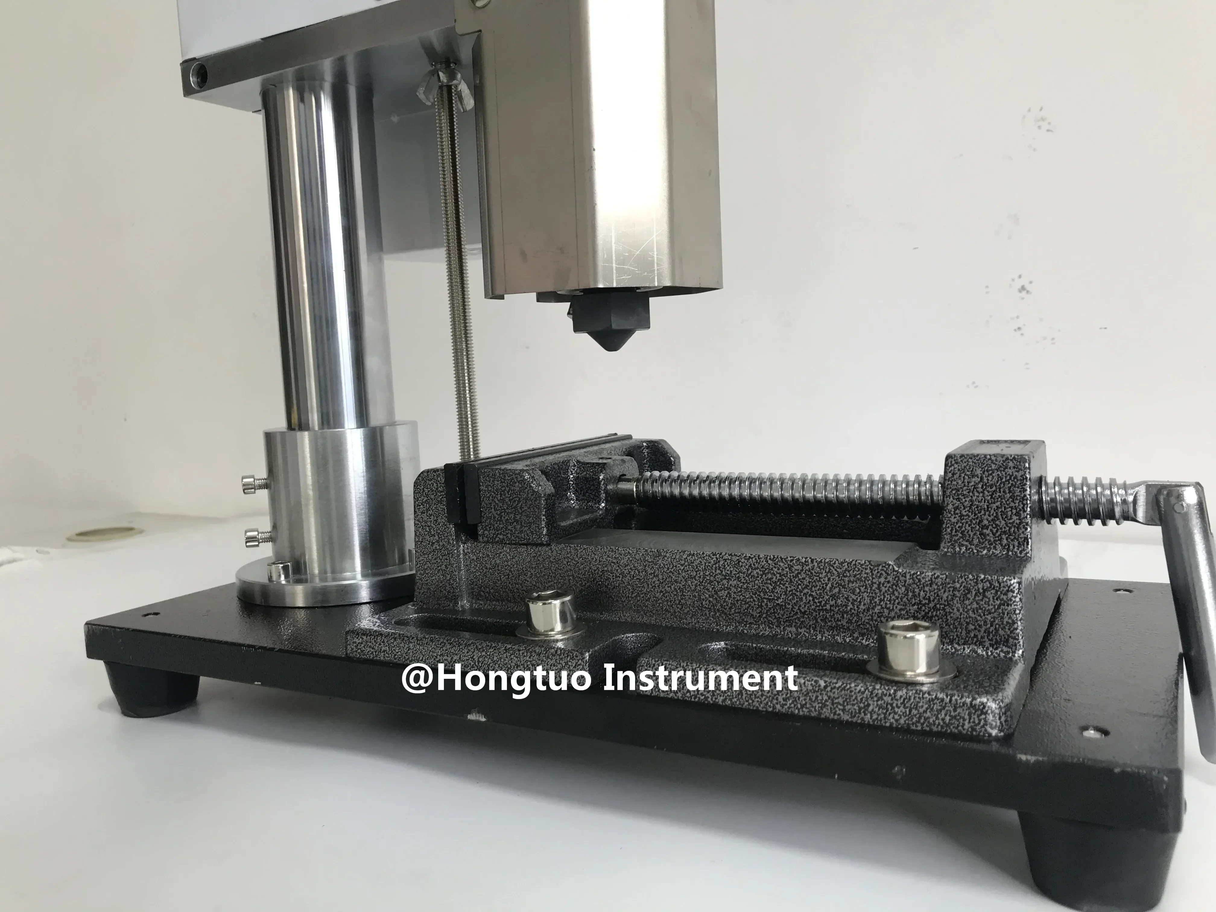 آلة DH-IM: آلة تشكيل البلاستيك العمودية المدمجة والأوتوماتيكية المصممة لتطبيقات التشكيل الصغيرة.