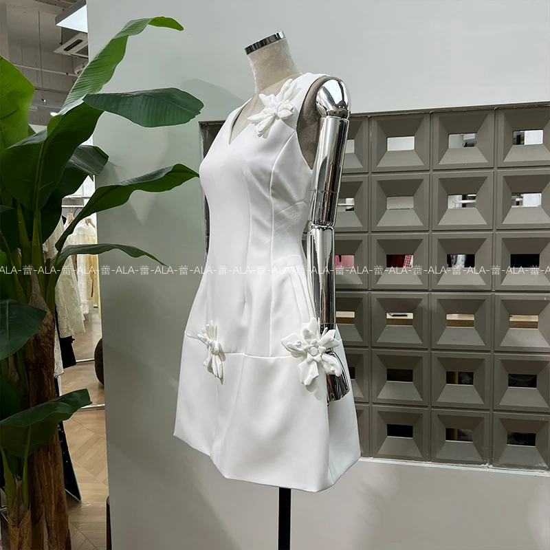 Vestido de alta sociedad francés elegante con temperamento, cuello en V, sin mangas, hecho a mano, flor 3D, cintura alta, ajustado, corte en A, Vestido corto de verano para mujer