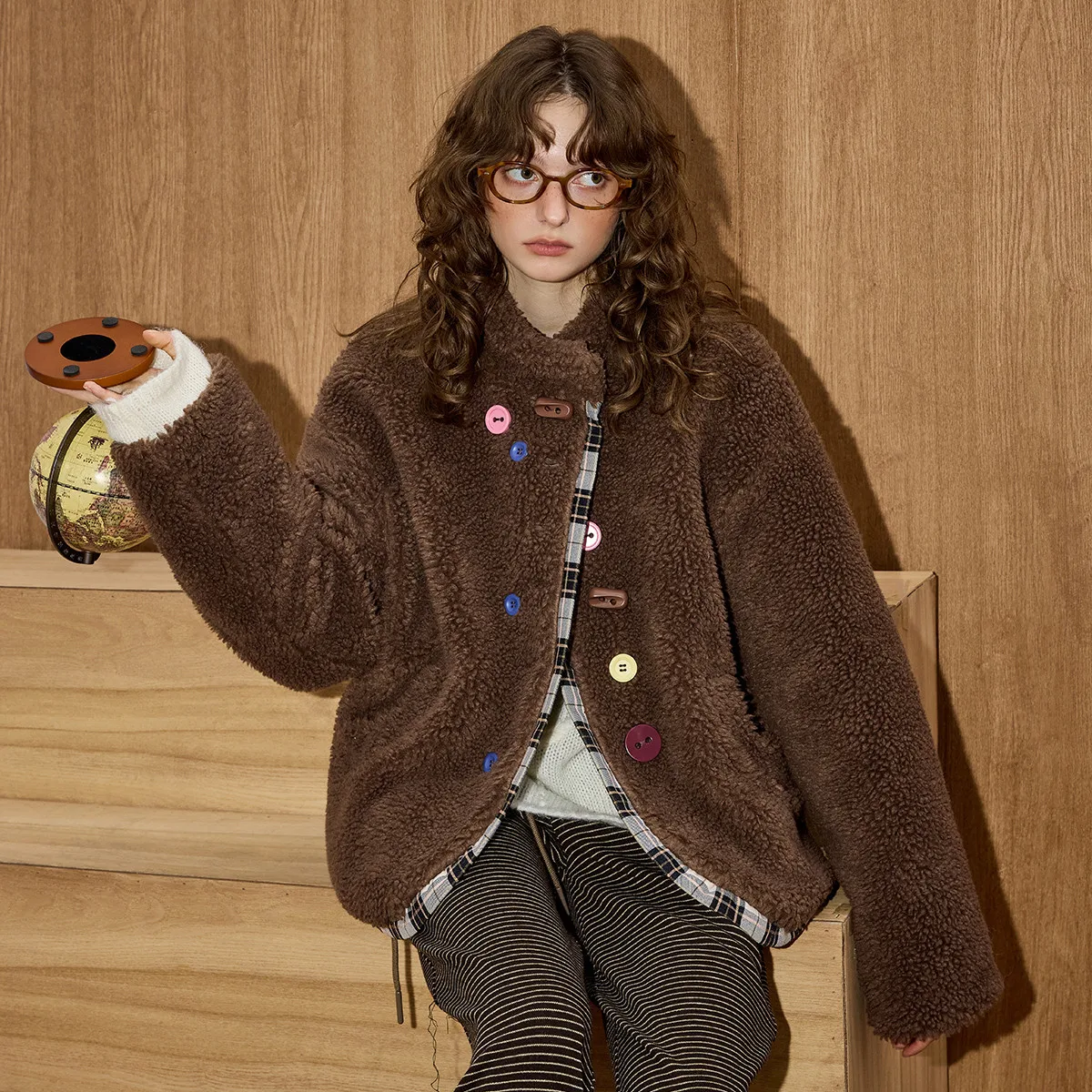 معطف شتوي نسائي لعام 2025 90% من الأسفل معطف منتفخ بأزرار ملونة وبطانة منقوشة سترة مصممة كبيرة الحجم ملابس خارجية فاخرة