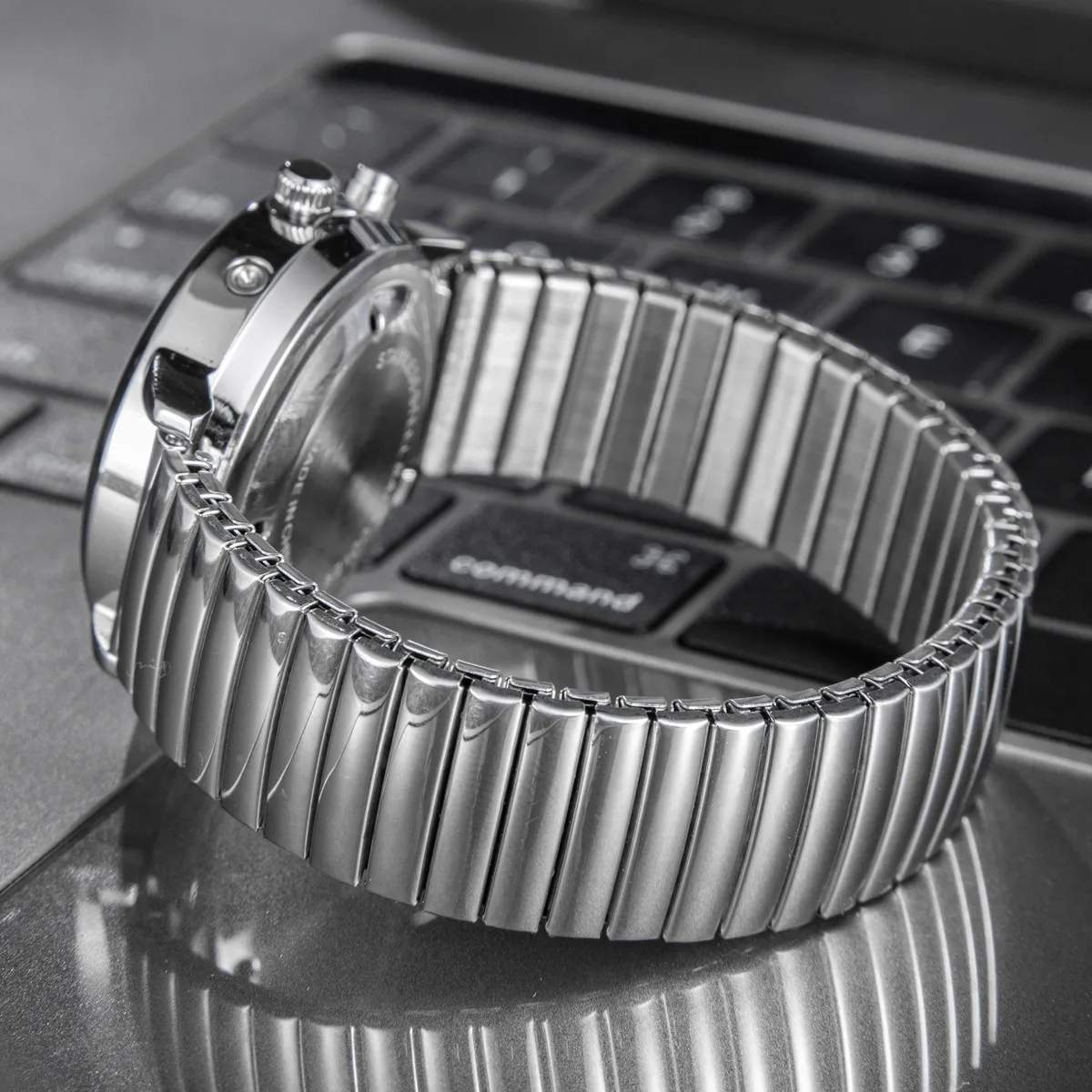 Duits Pratende Horloge Voor Duits Sprekende Blinde Oudere Slechtzienden