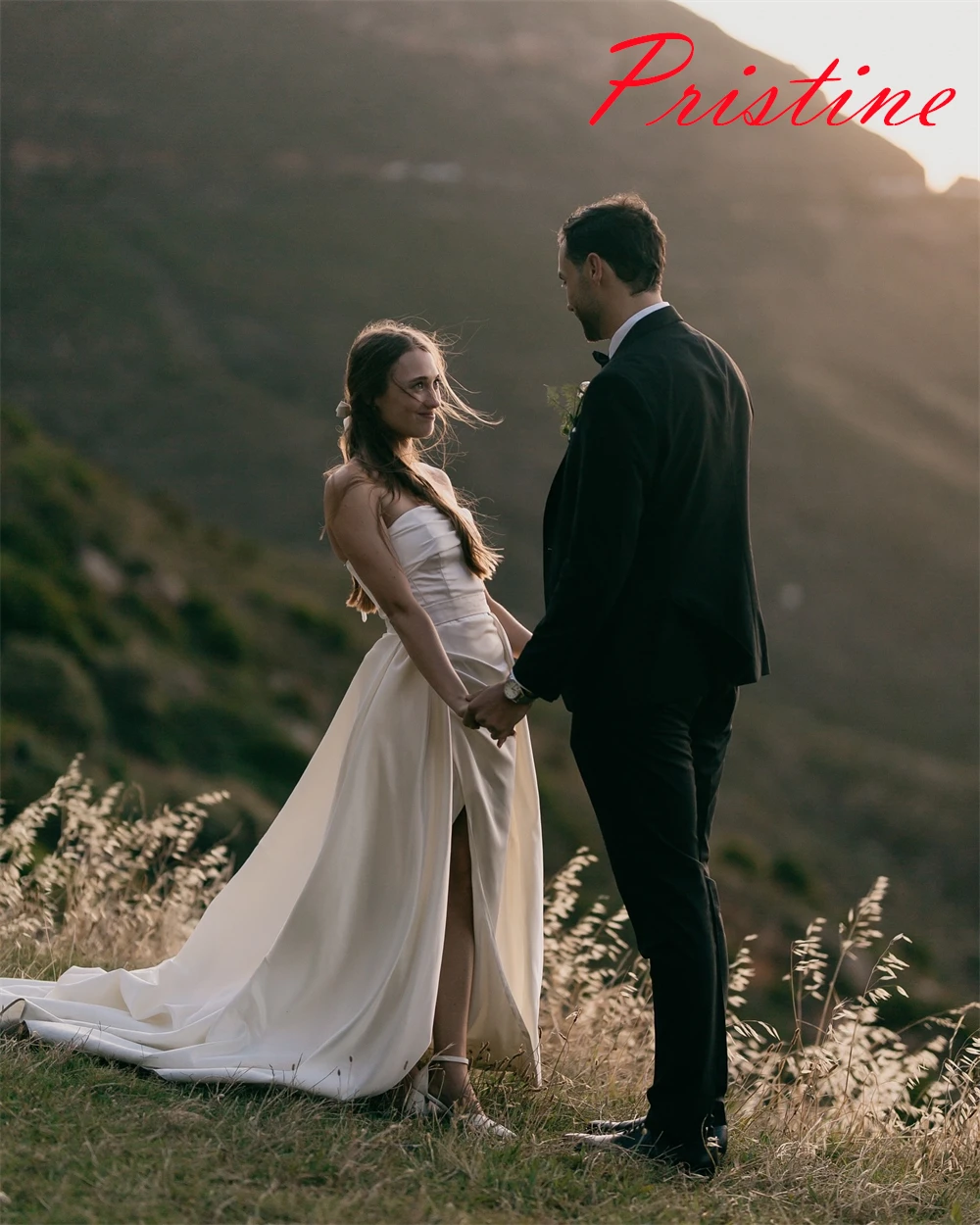 ที่กําหนดเองสีขาวเจอร์ซีย์ชุดเจ้าสาวอารมณ์ที่ไม่มีสายหนังปิดควรชุดแต่งงานรถไฟโบสถ์เปลือยชุด A-Line