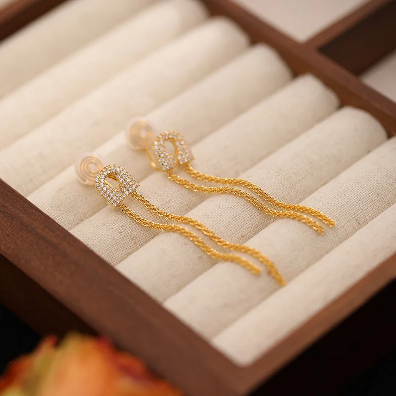 

Длинные серьги с бахромой из циркона, круглое лицо и тонкий темперамент, серьги с холодным ветром, серьги с супер блестящими звездами.