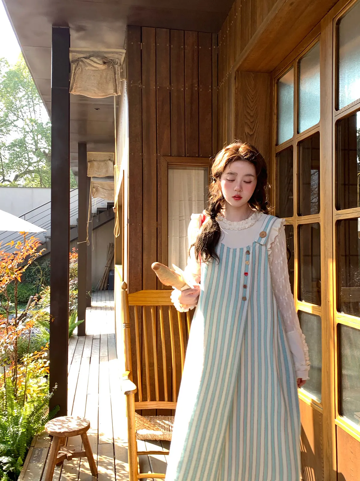 

Женский омолаживающий комбинезон-сарафан больших размеров с синими полосками и вырезом «большой рот», скрывающий недостатки фигуры, для стройности и утончения, с эффектом утяжки, средней длины.