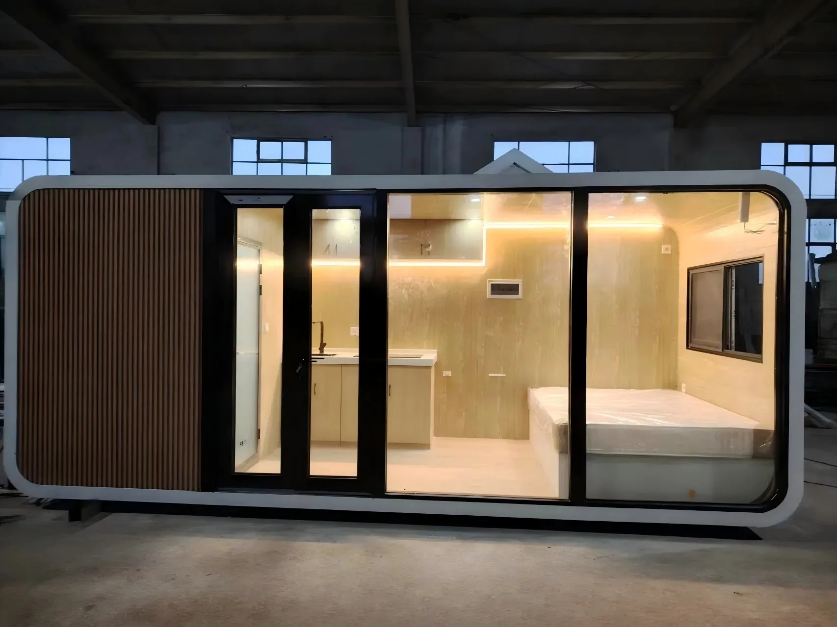 Customizable Luxury Double-layer Modular Capsule Container House Turnkey Villa House Bungalow House With Bathroom and Kitchen