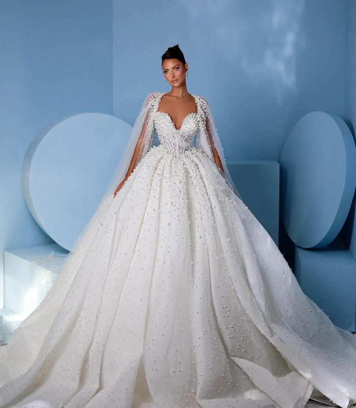 Abiti da sposa eleganti con abito da ballo Design artistico con scollo a V Abito da sposa in pizzo con perle lucide Sweep Train Abiti da sposa personalizzati