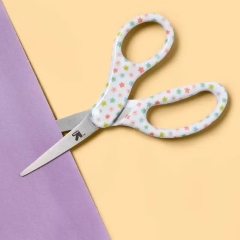 Tesoura pontiaguda de 6" - As alças de plástico com estampas divertidas são certeza de adicionar um toque de doçura para seus material de escritório ou de artesanato