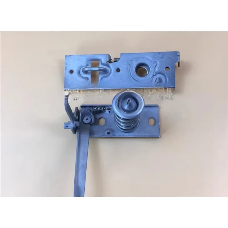 

The Upper and Lower Engine Hood Locks Are Used for SAIC Maxus V80