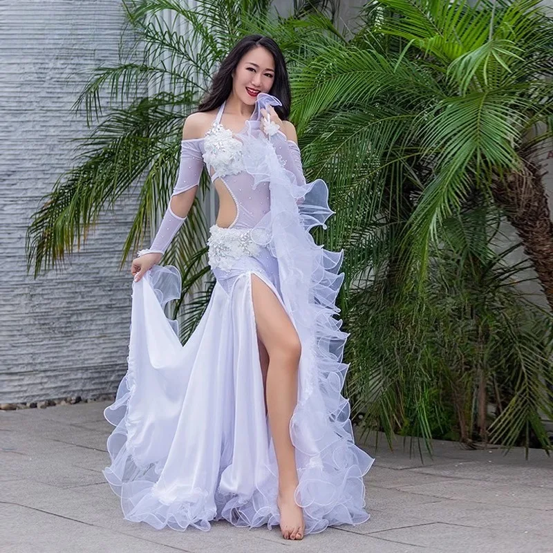 Maßgeschneidertes Bauchtanzkostüm, Performance-Kostüm, weiblicher orientalischer Seidensatin-Overall, Tanzset, weißer BH, langer Rock