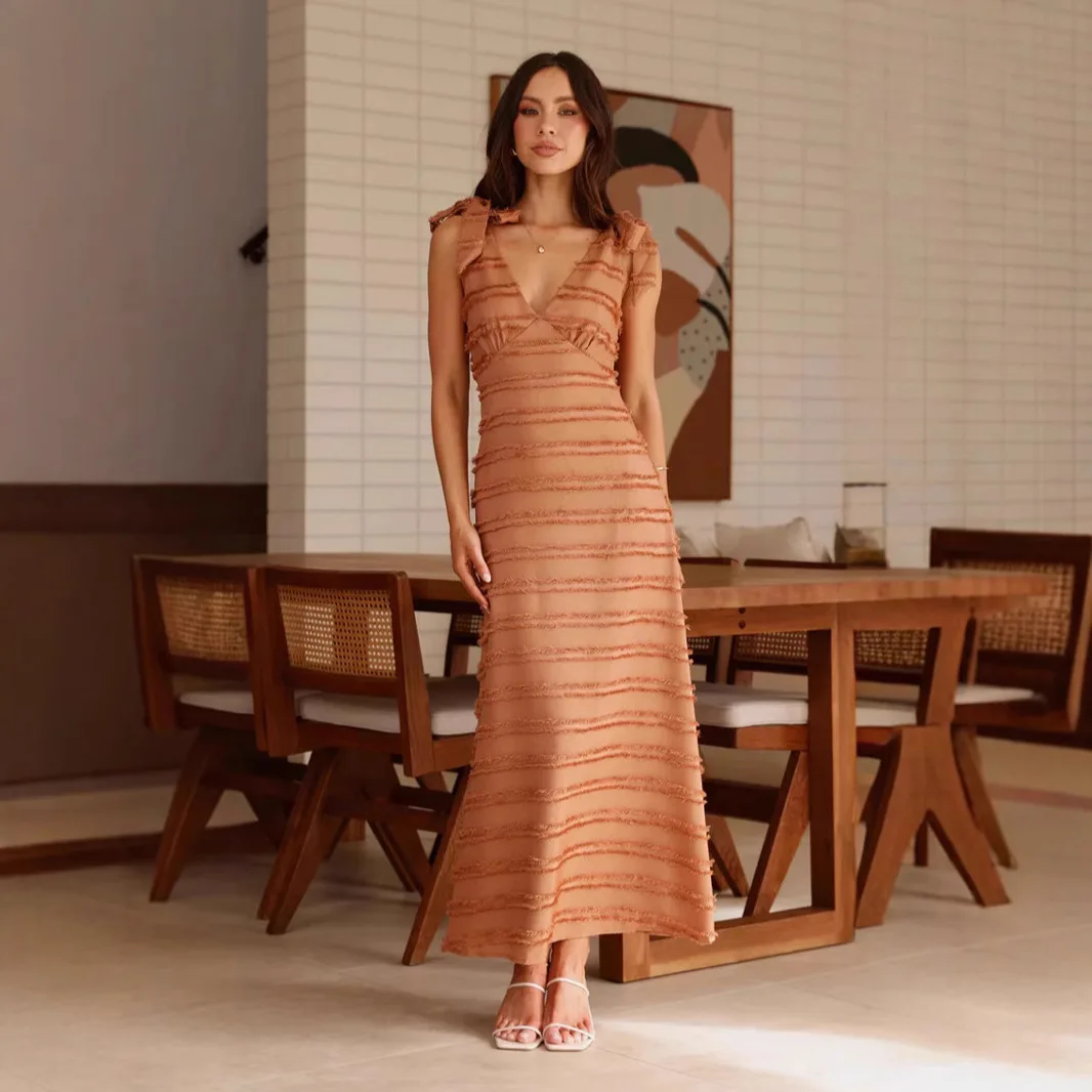Modisches, sanftes, elegantes Kleid mit V-Ausschnitt und Textur, 2025, Sommer-Temperament, gestreiftes Kleid, ärmellos, schulterfrei, Schnürkleid