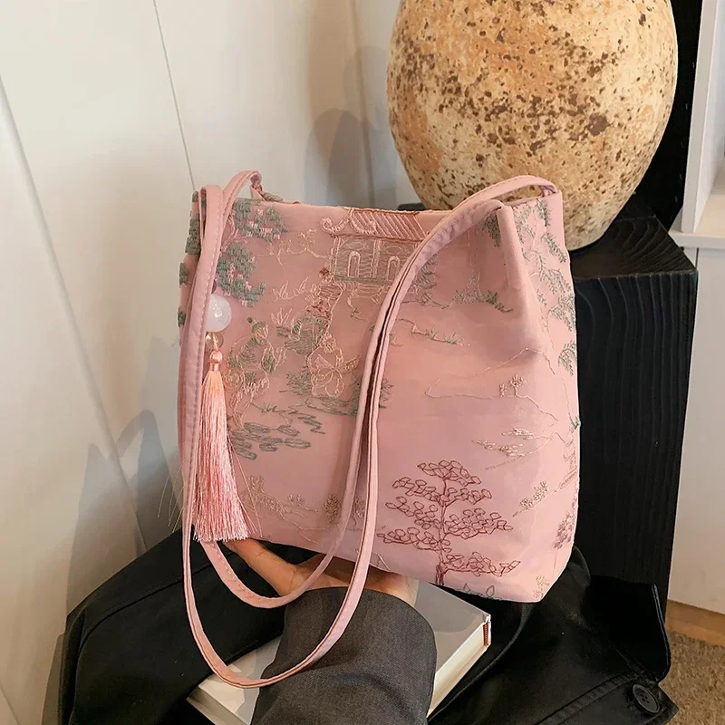 حقيبة كتف ربيعية ذات سعة كبيرة مطرزة على الطراز الوطني حقائب السيدات للبيع 2025 حقيبة يد عصرية جديدة رائجة البيع #1