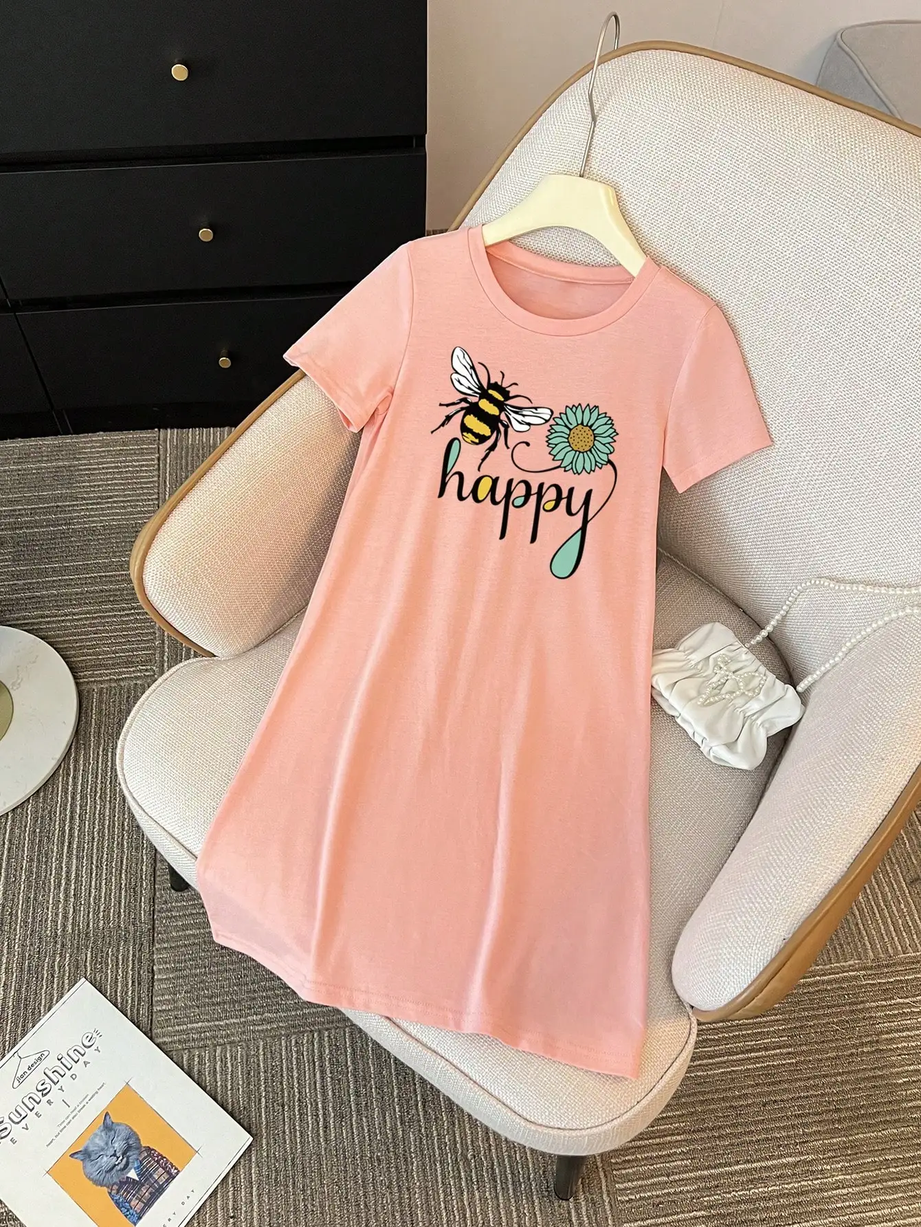 Süßes Mädchen-T-Shirt-Kleid mit Sommer-Bienenmuster, lässiger Stil, beliebter Look, geeignet für den täglichen Gebrauch und Reisen.