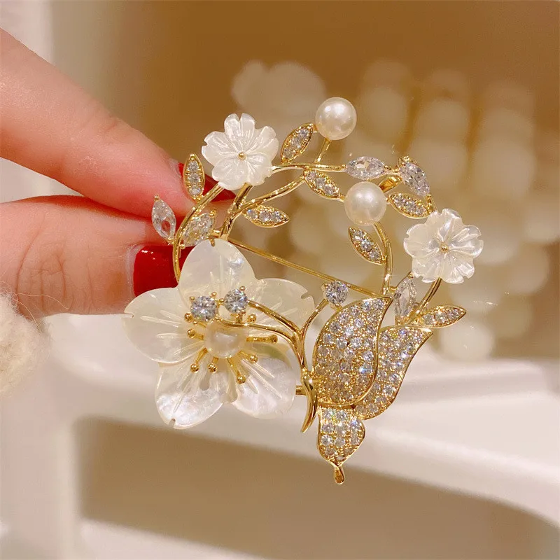 CC broches Vintage con forma de flor de concha Natural, alfileres de abrigo, Perla de imitación, Pin de suéter, hebilla de chal de alta gama, joyería de lujo B198