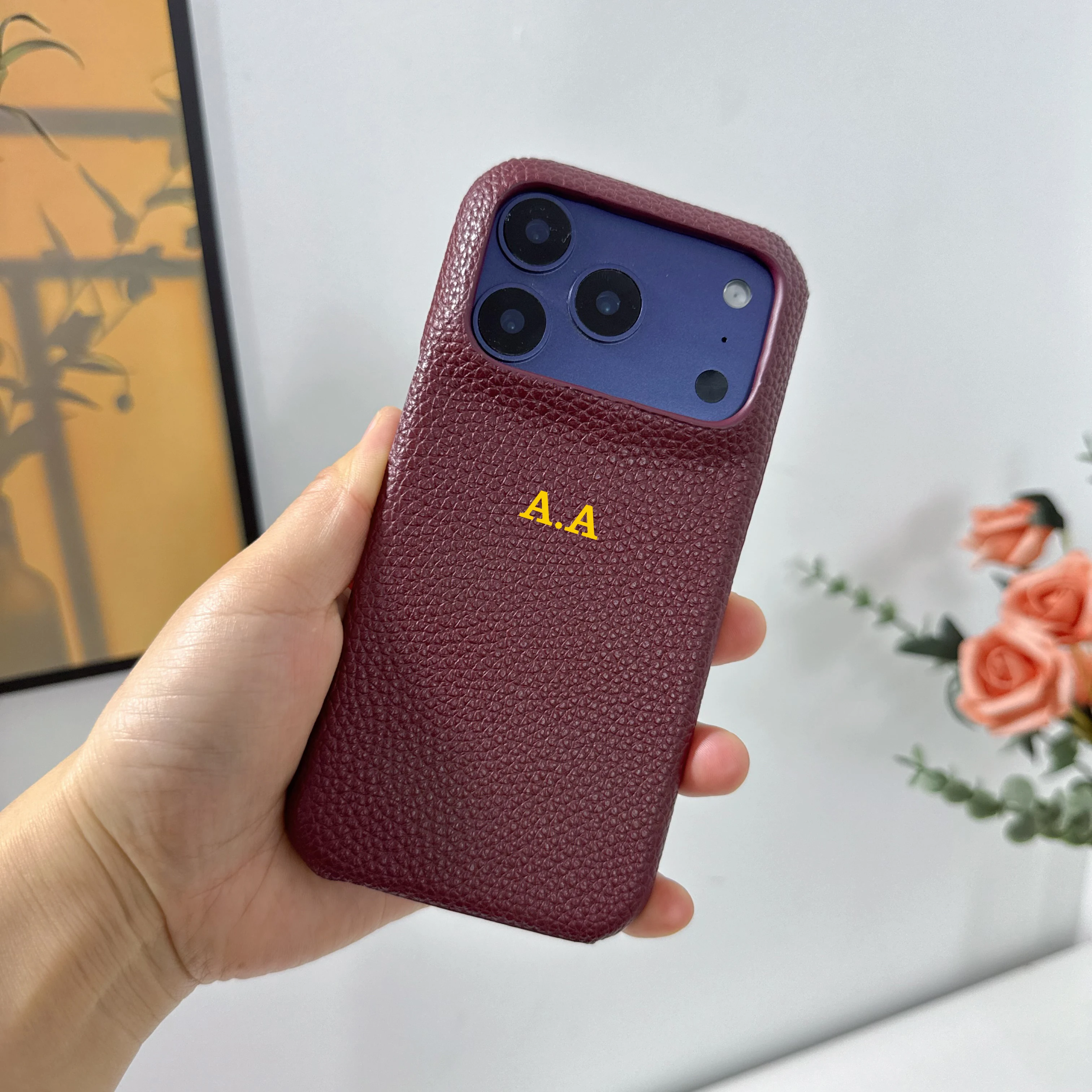 Personalisierte PU-Leder Handyhülle mit Namen und Buchstaben für Paare, stoßfeste Rückseite für iPhone 17 16 15 14 13 Pro