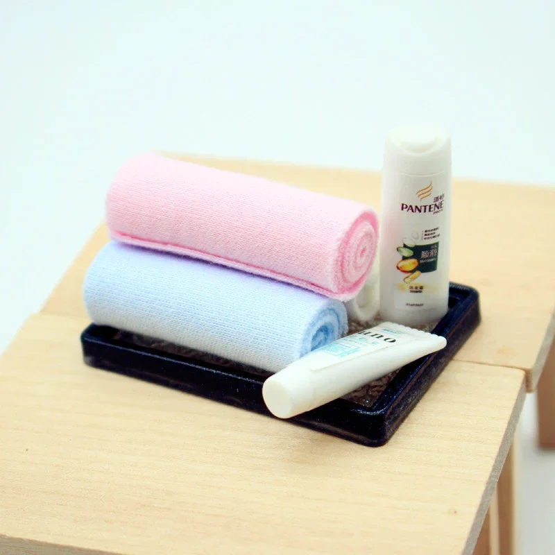 Ensemble de salle de bain miniature détaillé, nettoyant pour le visage, shampoing et serviette, échelle 1/12, pour maisons de poupées et accessoires pour maison de poupée
