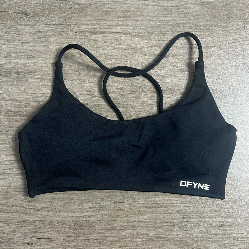 Dynamischer BH mit gedrehtem Rücken und Logo, nahtloser Yoga-Top-BH für Damen, mittlerer Halt, gepolstertes Gym-Crop-Top, dehnbares Fitness-Sport-Top