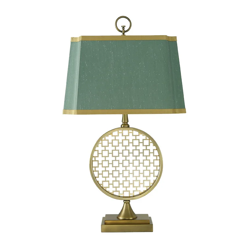 Base en fer traditionnel chinois de style Vermont avec abat-jour vert en lin LED, lampe de chevet de chambre à coucher, table plaquée cuivre