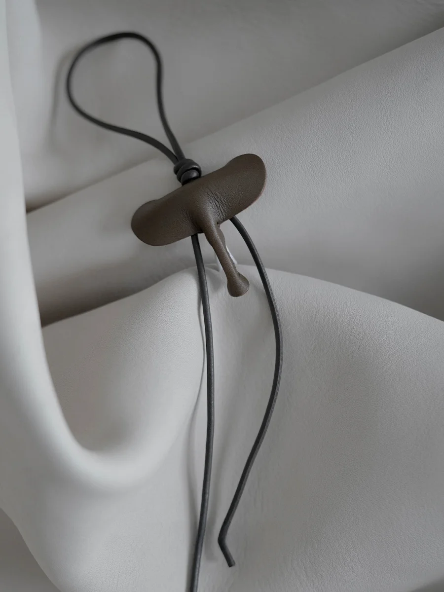 handmade-plant-tanned-leather-bag-charm-midfield-break-small-elephant-pendant-full-ain-leather-handbag-accory