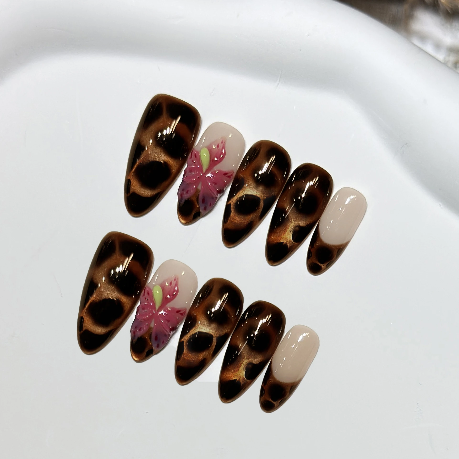 10pcs Handmade Press On Nails Black White Polka Dot Wave French Style Almond Fake Nails 3D White Carved Flower Decor False Nails