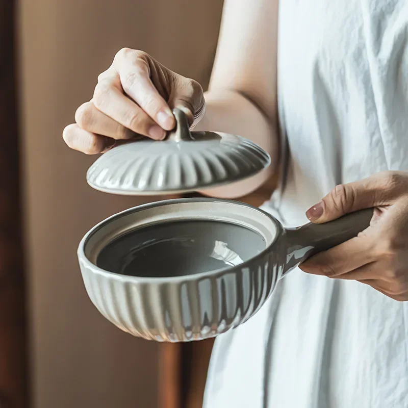 

Japanese Style Household Ceramic Single Handle Bowl with Lid Breakfast Yogurt Bowl Cute Dessert Embossed Pasta Bowl