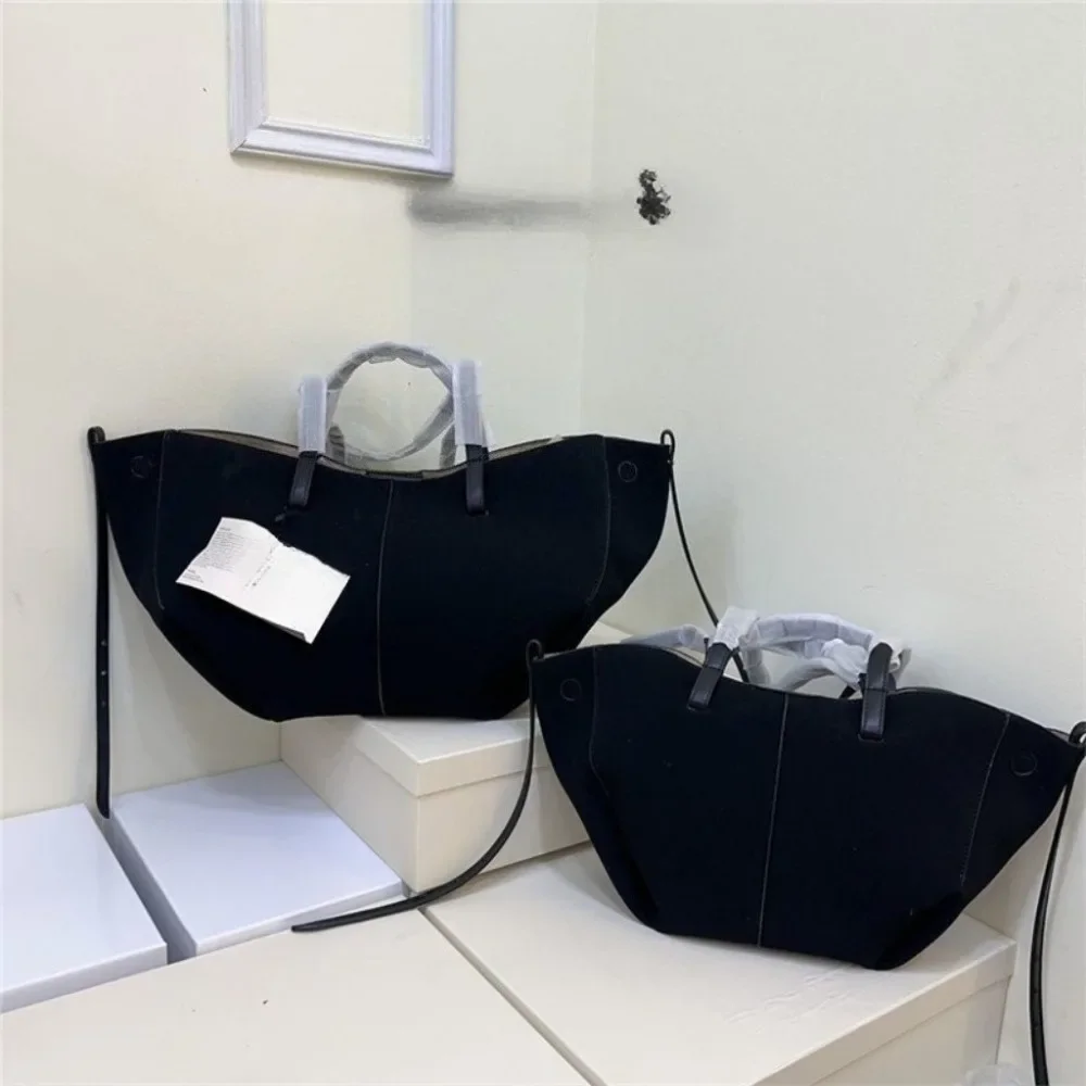 กระเป๋าถือทรงปีกแบบด้าน ดีไซน์ฝรั่งเศสสไตล์ Y2K ปี 2025  วัสดุหนังกลับ  ความจุเยอะ สะพายไหล่หรือถือใต้วงแขนได้