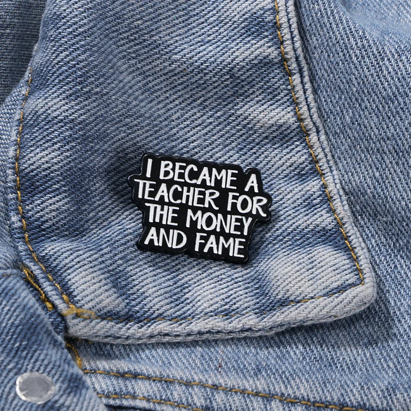 Klassische Emaille-Broschen „I Became A Teacher For The Money And Fame“, schwarze Buchstaben-Wort-Anstecknadeln für Kleidung, Rucksack, Schmuck