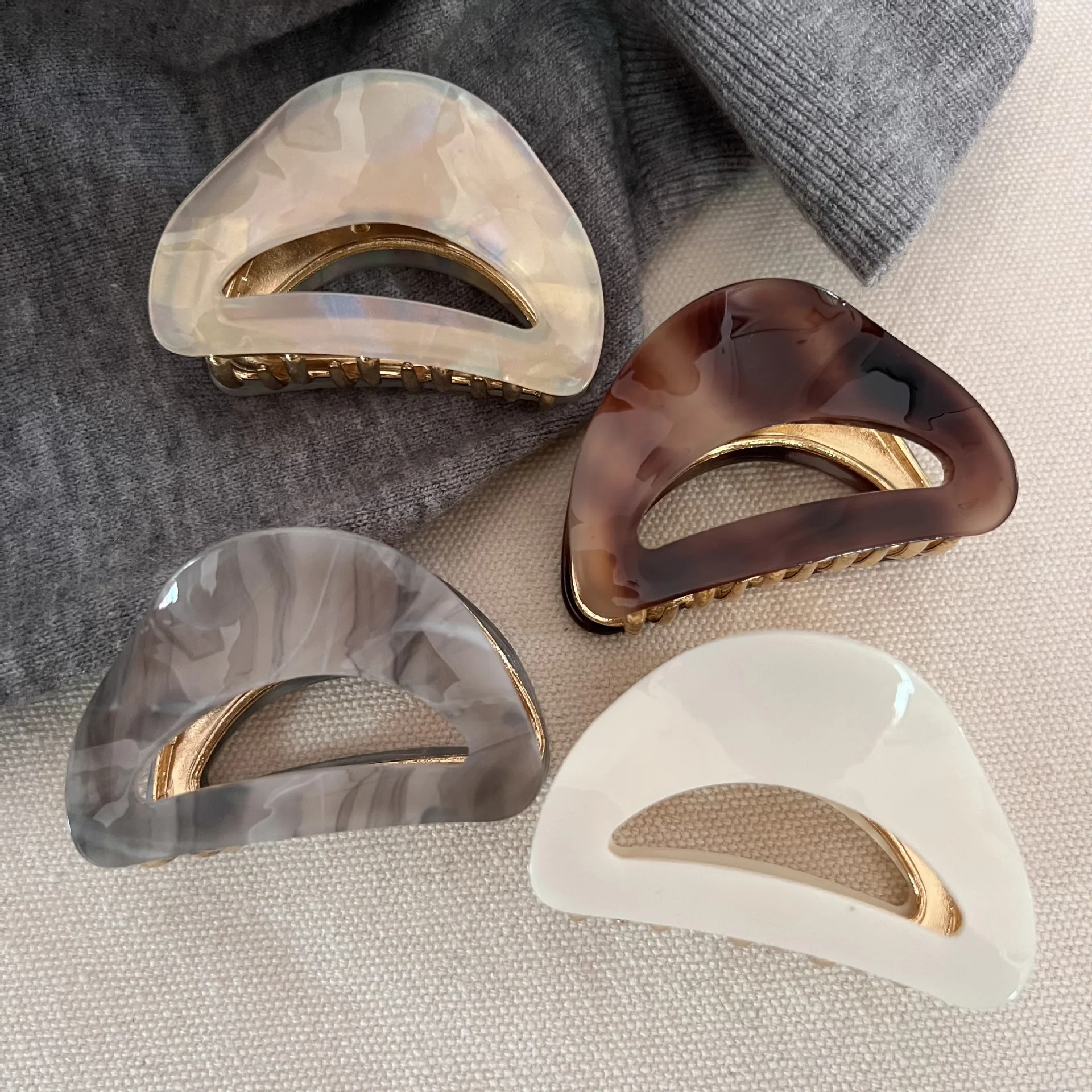 

1pc French retro beige temperament medium size grab clip fashionable back of the head half clip hair clip shark clip headpiece