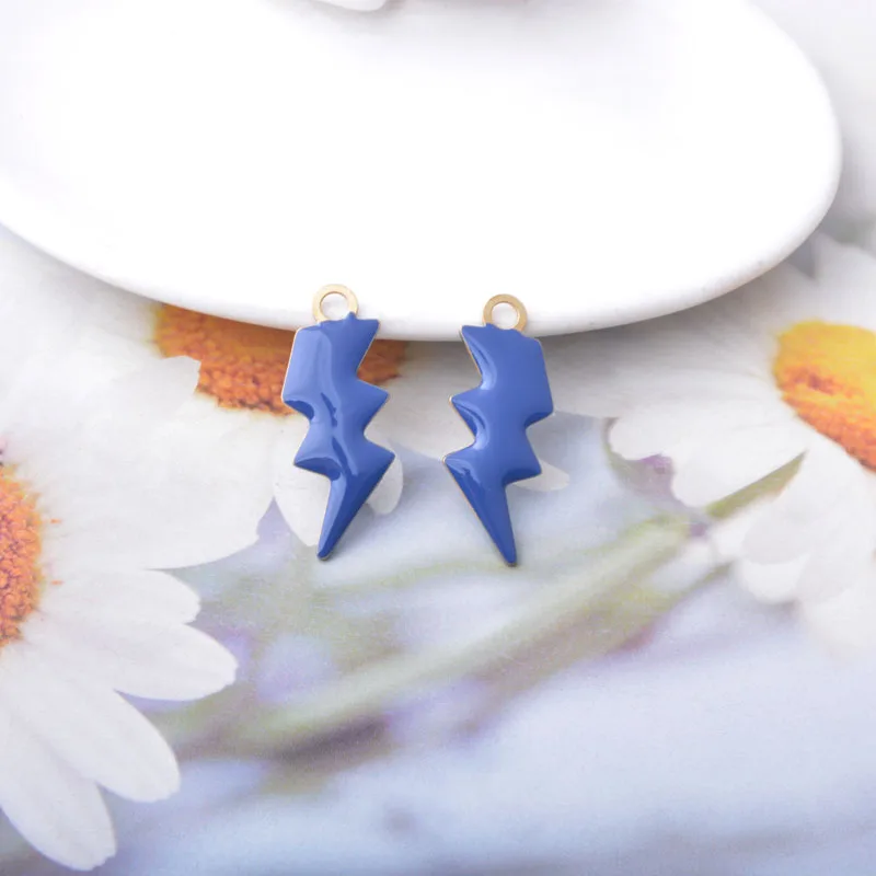 10 Stück, beidseitig mit Emaille verzierte Blitzanhänger, Kupfer, mit Öltropfen-Optik, zum Basteln von Schmuck, Ohrringen und Halsketten. – Detail 8