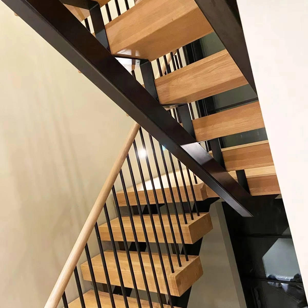 Customization Modern White Oak Floating Indoor Floating Stairs with Durable Glass Railing Solid Wooden Straight Flight