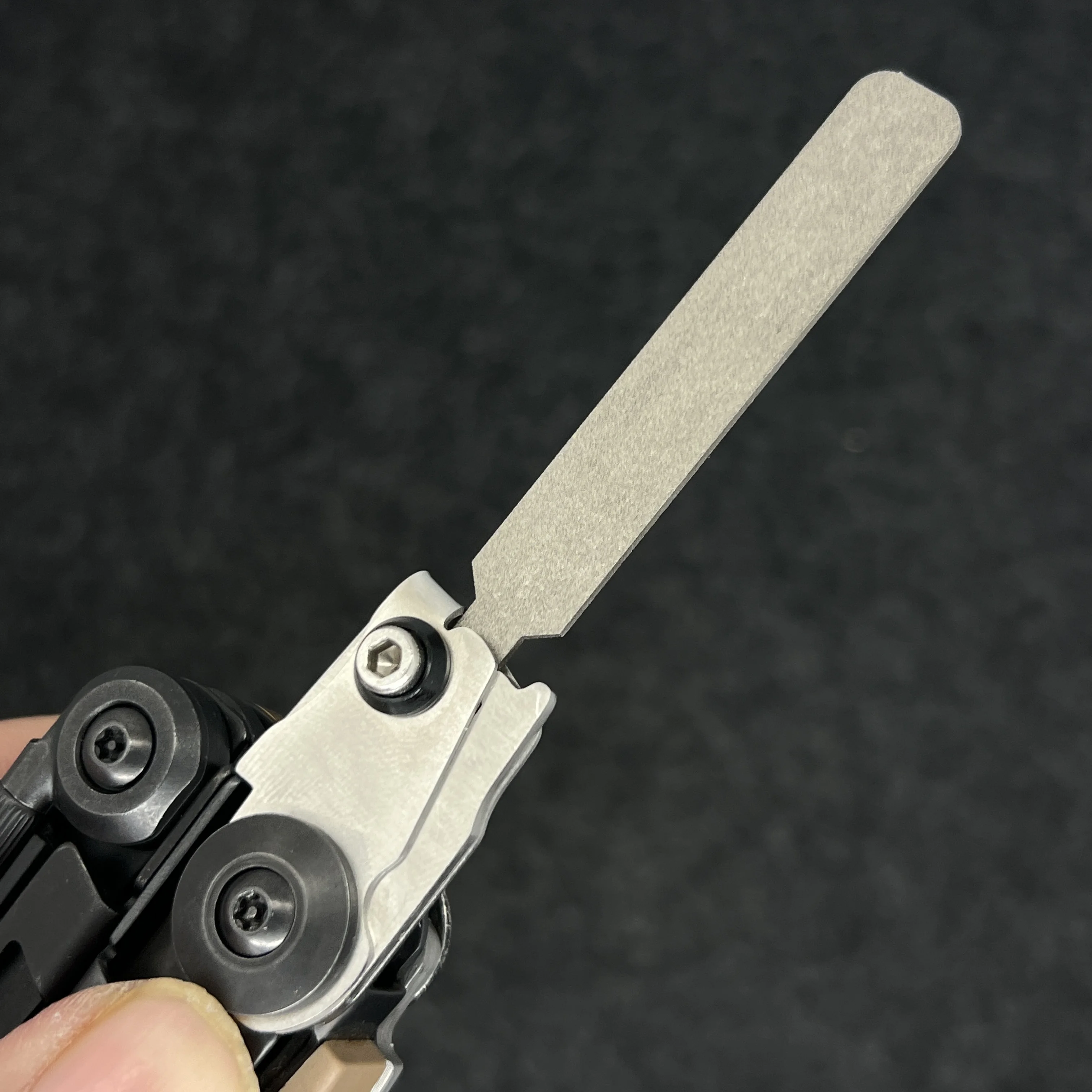 Metal/Wood Saw T-Shank Holder with Thumb Grip and 600 Mesh File For Leatherman MUT EOD MOD Part DIY Accessories view 4